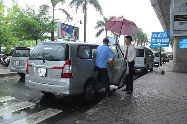 transfer airport shuttle to hue city center