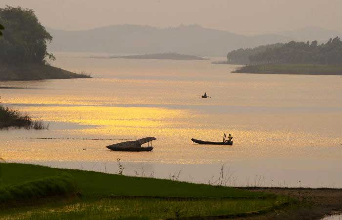 travel vietnam thac ba lake boat trip