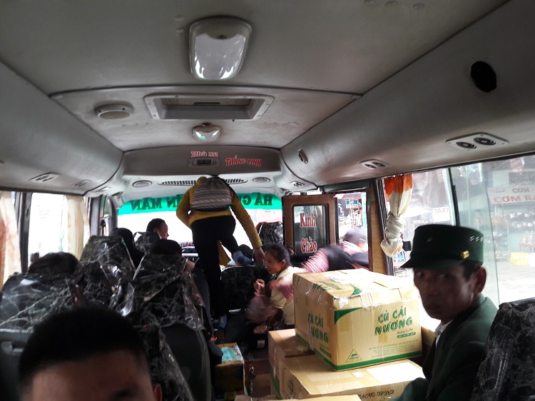 trek hoang su phi ha giang bus in the city