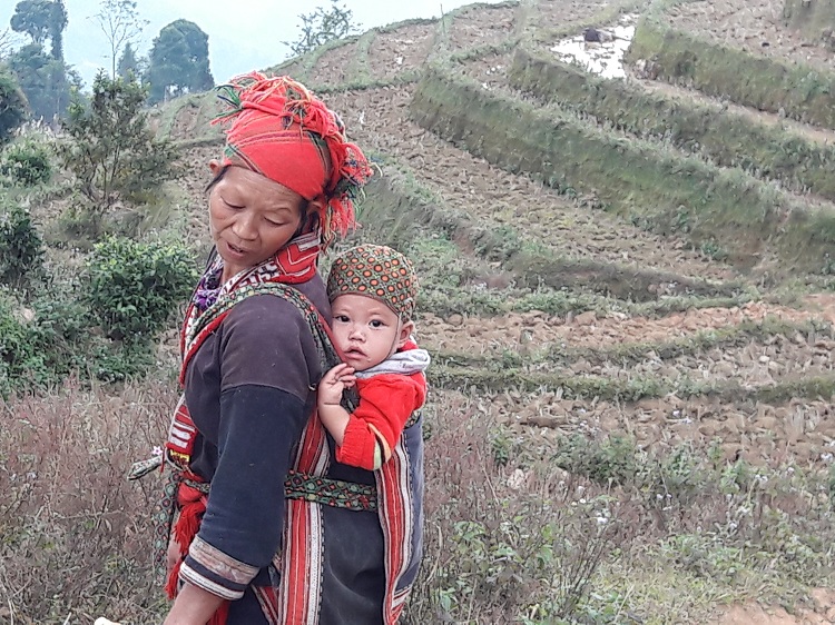 trek hoang su phi ha giang woman and baby