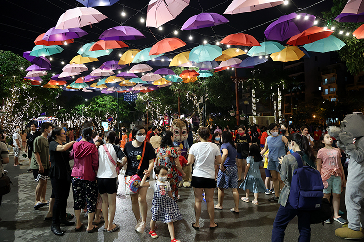 trinh cong son walking street, hanoi walking street, hanoi pedestrian zone