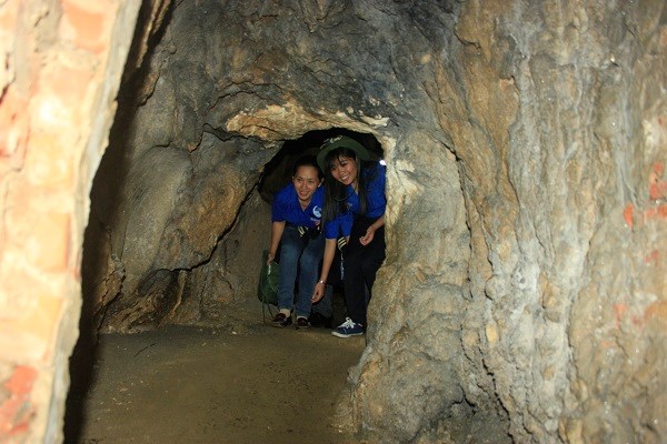 trung trang cave cat ba island visitors