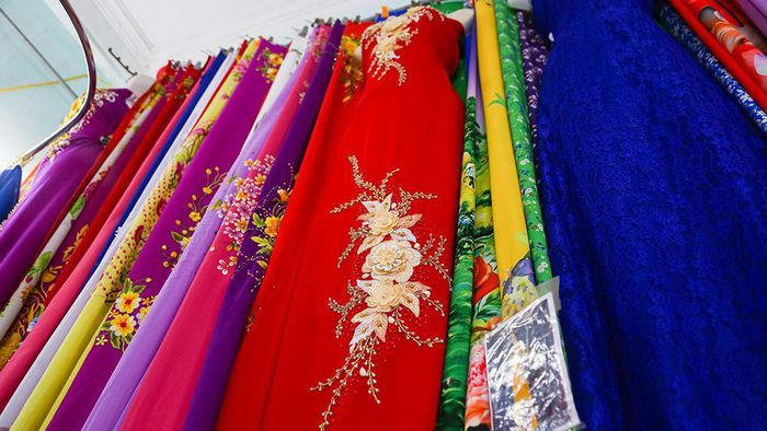 Choosing fabric is a decisive step in determining the quality of a finished ao dai.