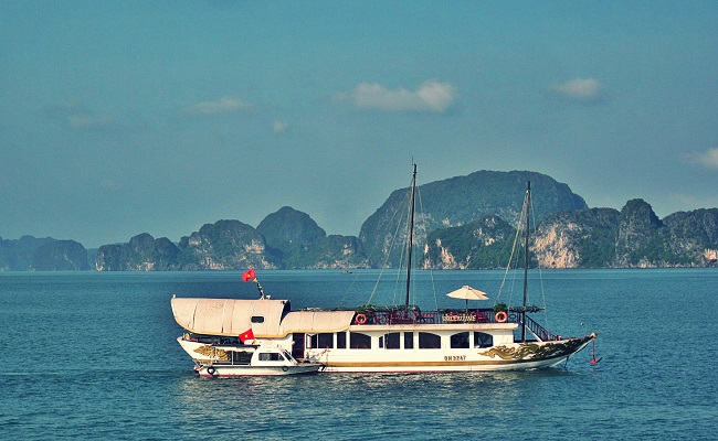 halong bay, halong boat trip, halong bay cruise, halong bay sea trip, what to do halong