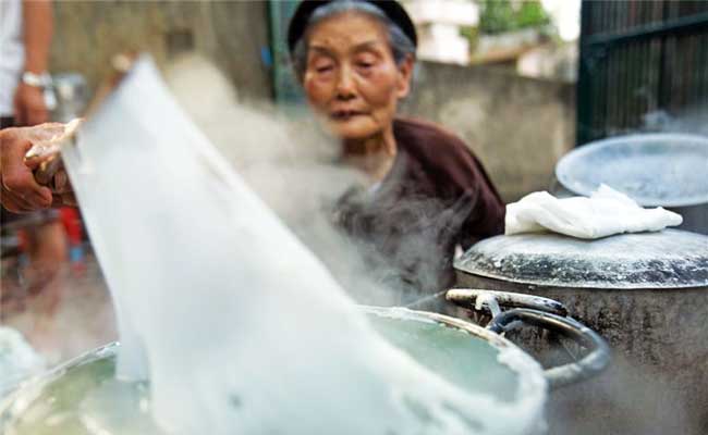 vietnamese gastronomy banh cuon thanh tri