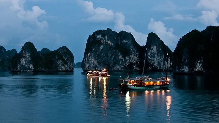 halong bay travel guide, travel guide halong 2023, what to do halong bay, when to go halong bay, travel halong, halong cruise, night on board, boat trip halong