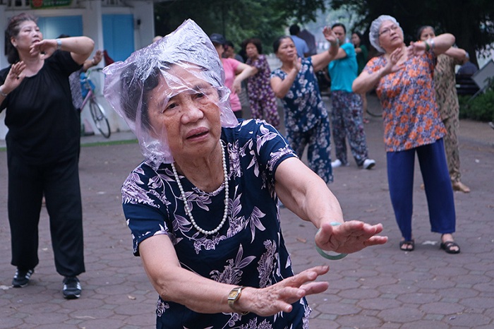 visit hanoi in early morning exercises