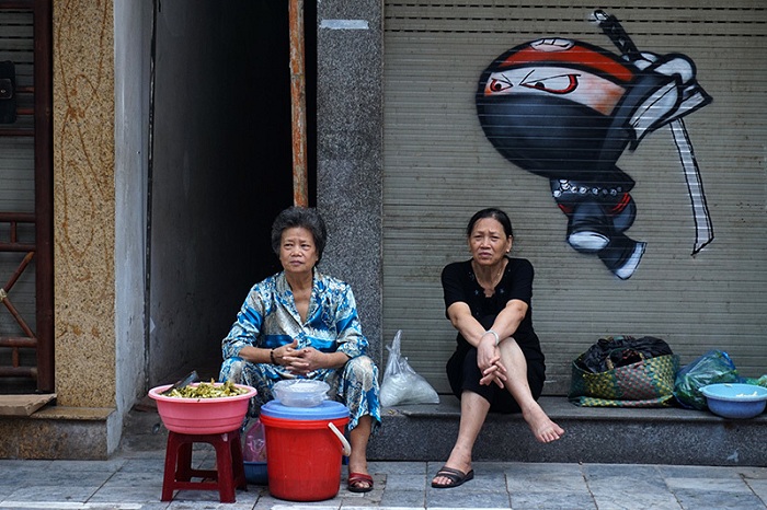 visit hanoi in early morning graffitis