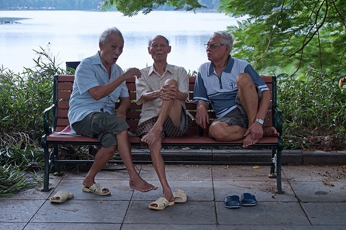 visit hanoi in early morning old friends