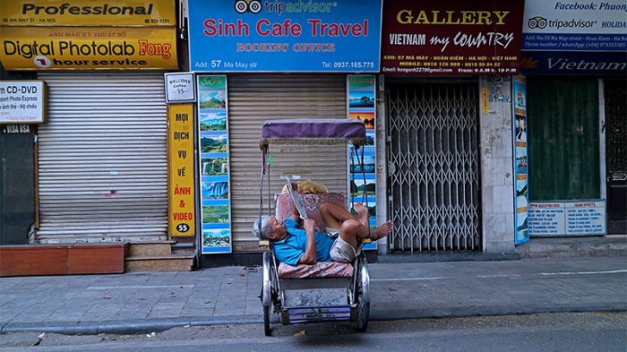 visit hanoi in early morning resting