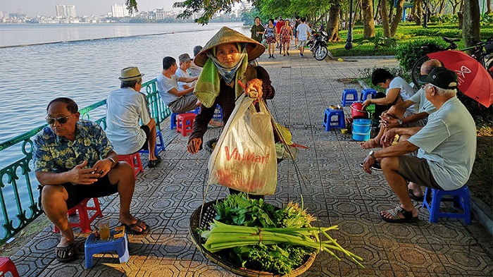 visit hanoi in early morning vendors