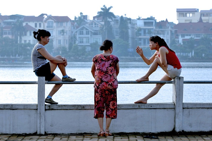 visit hanoi in early morning women