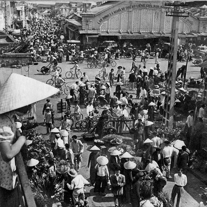 visit hanoi old quarter dong xuan market