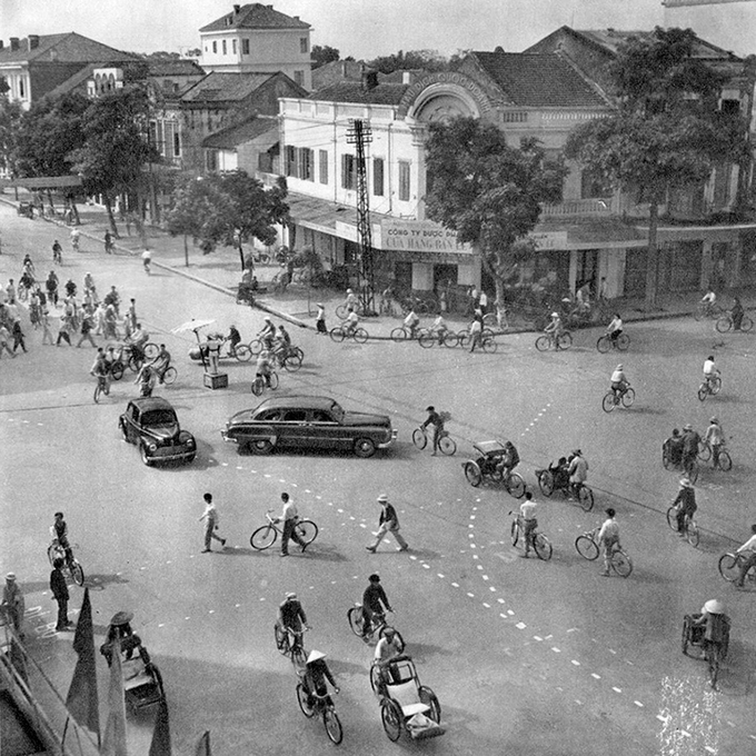 visit hanoi old quarter traffic