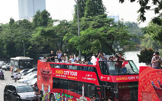 visit hanoi open bus two floors hoan kiem lake