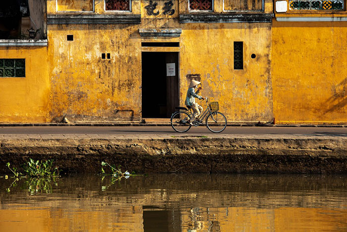 visit hoi an yellow wall