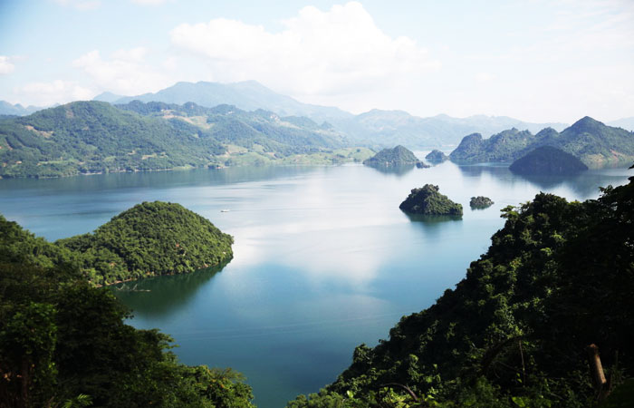 visit mai chau vietnam ba khan lake