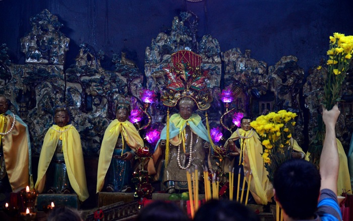 visit pagoda of ho chi minh city altar of jade emperor pagoda