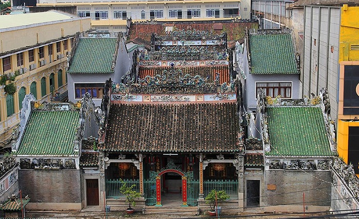 visit pagoda of ho chi minh city thien hau pagoda