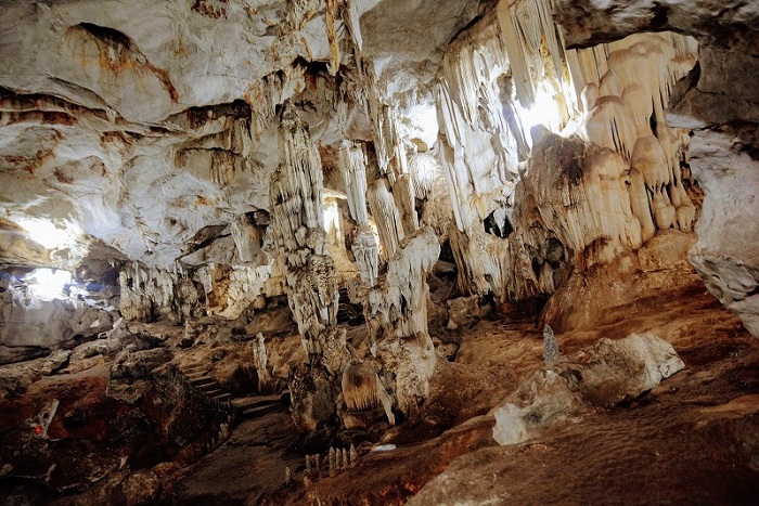 visit son la vietnam son moc huong cave