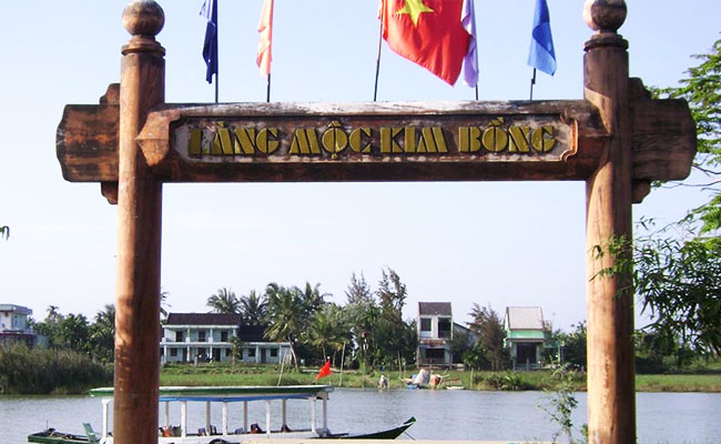 visit-hoian-visit-kimbong-handicaraft-village-wooden-entrance 