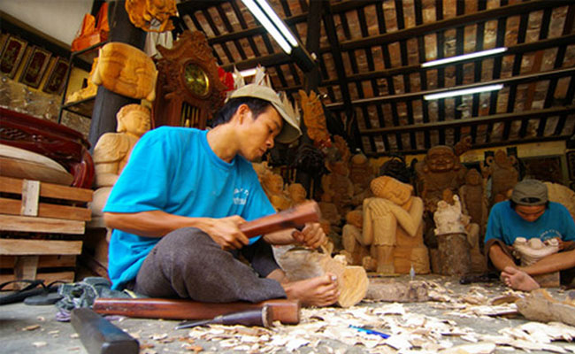 visit-hoian-visit-kimbong-village-wooden workshop