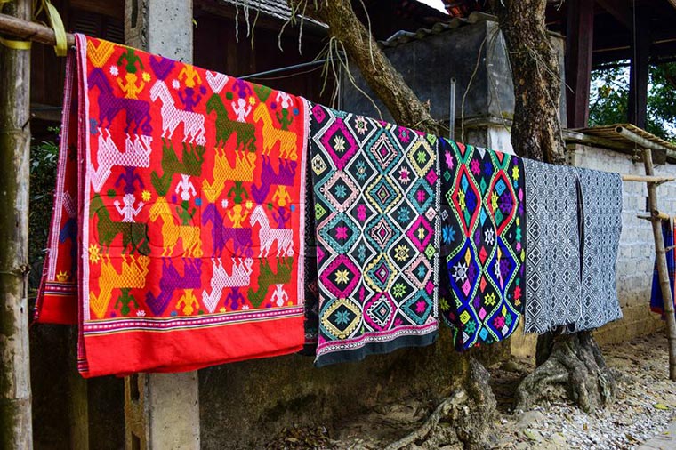 visit-red-dzao-in-ta-phin-village-brocade-products