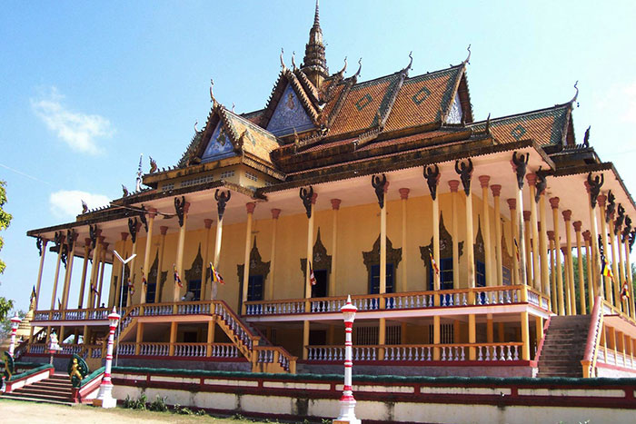 What to do in Kratie, Kratie city, Koh Trong island, Irrawaddy dolphins, Phnom Sombok temple, Sambor village, 100 columns temple, Kratie stay