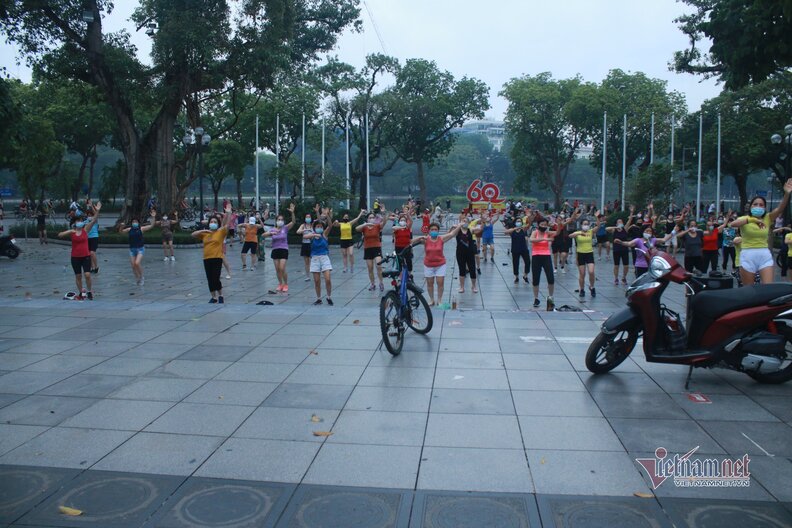 work out hoan kiem lake, 24 hours in hanoi, what to do in hanoi in a day, live like a local in hanoi for 24 hours