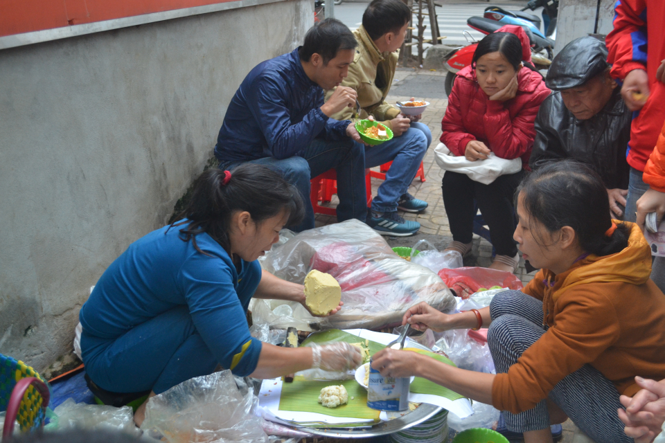 xoi in hanoi old quarter, vietnamese sticky rice in hanoi old quarter