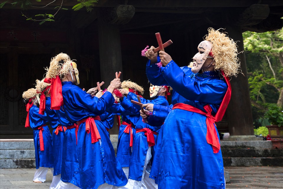 Tu Huan Dance, also known as 'Luc Hon Nhung', depicts a delegation of the Tu Huan people from the northern mountainous region coming to offer tribute.
