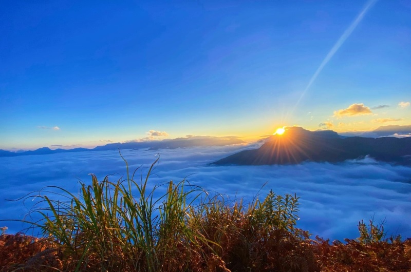 Y Ty seems to float above the clouds. Photo: Internet