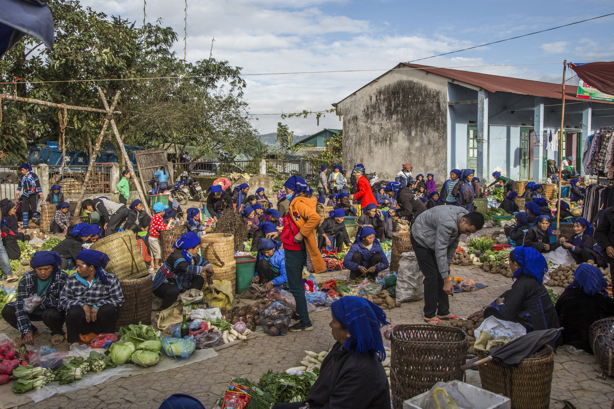 Vibrant atmosphere at Y Ty ethnic market. Photo: Brice Van Huffel