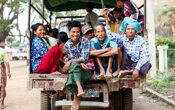 Mandalay â€“ Car transfer to Bagan â€“ Bagan discovery (B/-/-)