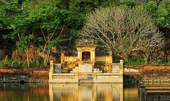 Hue - Minh Mang - Boat trip to Thuy Bieu Village - Fly to Hanoi (B/L/-)