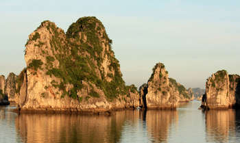 Halong - Hanoi (B/L/-)