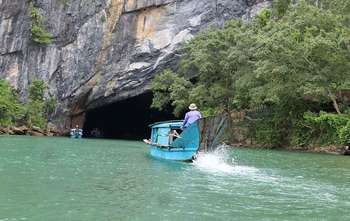 Dong Hoi - Phong Nha Cave by Boat - Walking to Paradise cave (B/-/-)